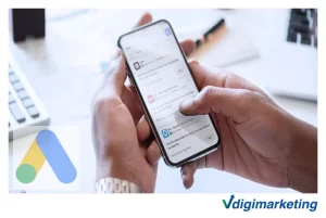 یک مرد گه در گوشی خود سرچ کرده و پایین صفحه لوگوی گوگل ادز است