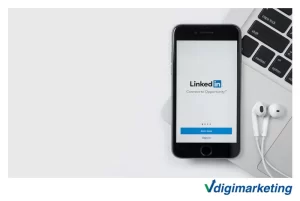 یک گوشی کنار لپتاپ و هدفون در صفحه ورود به لینکدین