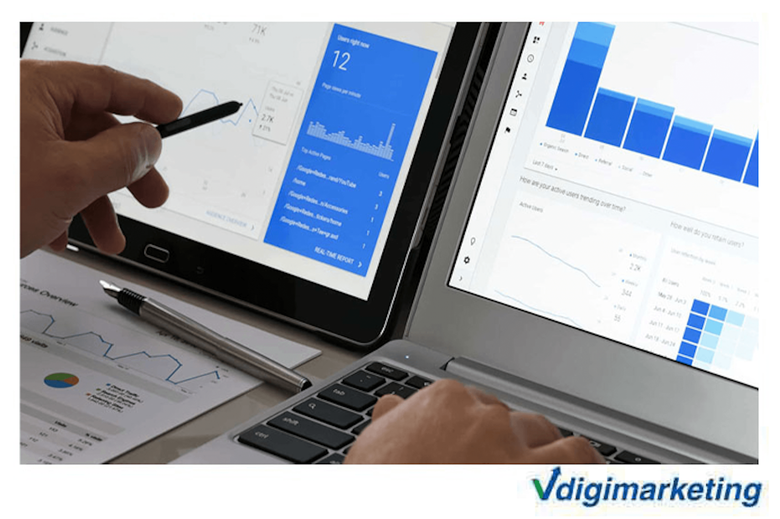 مردی در حال نشان دادن دو مانیتور که در صفحه هر دو مانیتور پنل گوگل ادز باز است