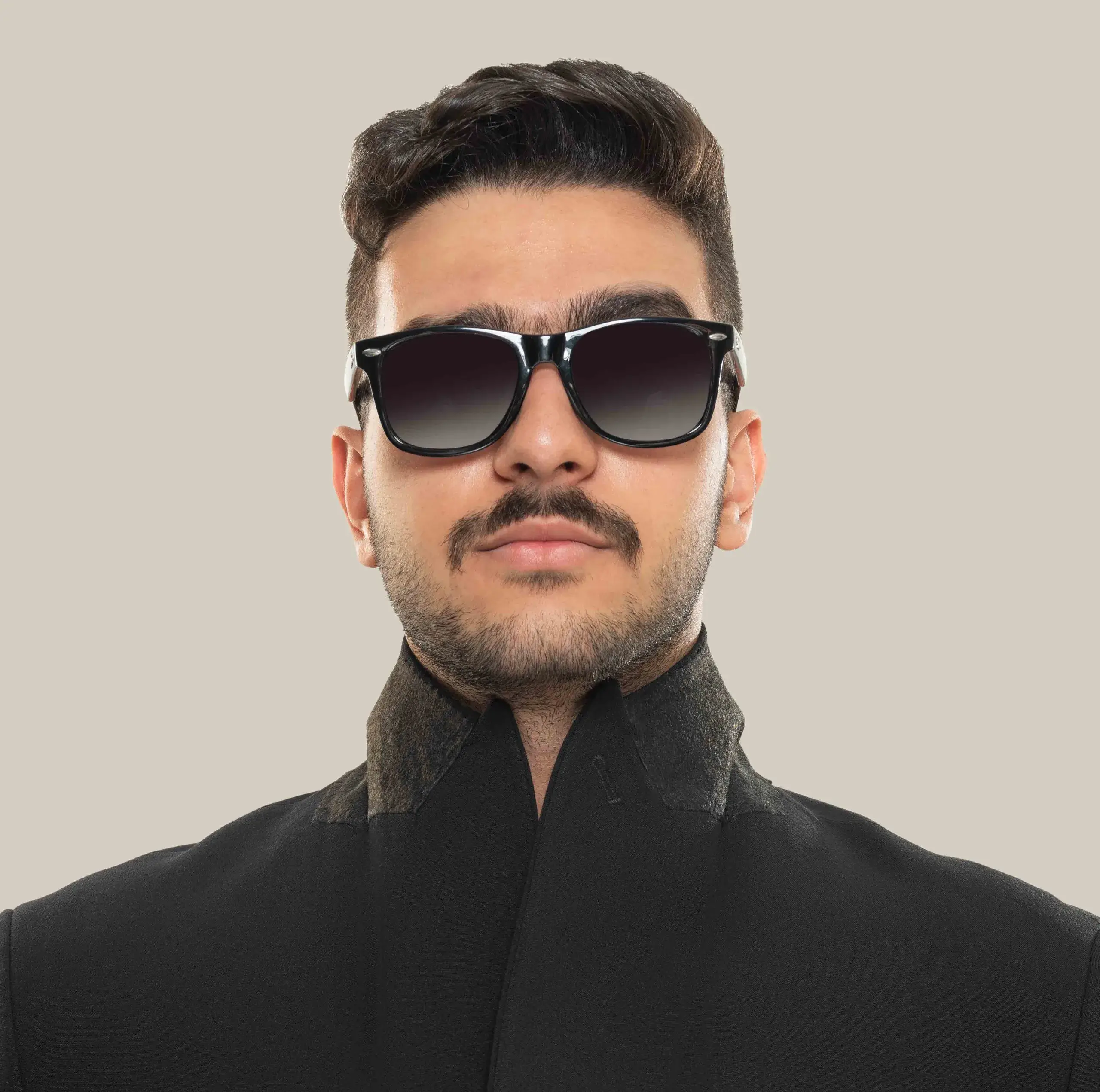 مانی با عینک افتابی