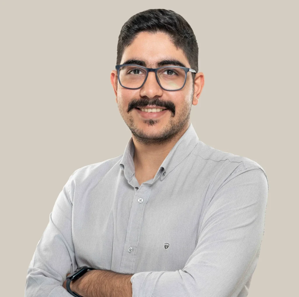 تصویر حسین افسان کارشناس گوگل ادز که دست به سینه ایستاده و داره لبخند میزنه