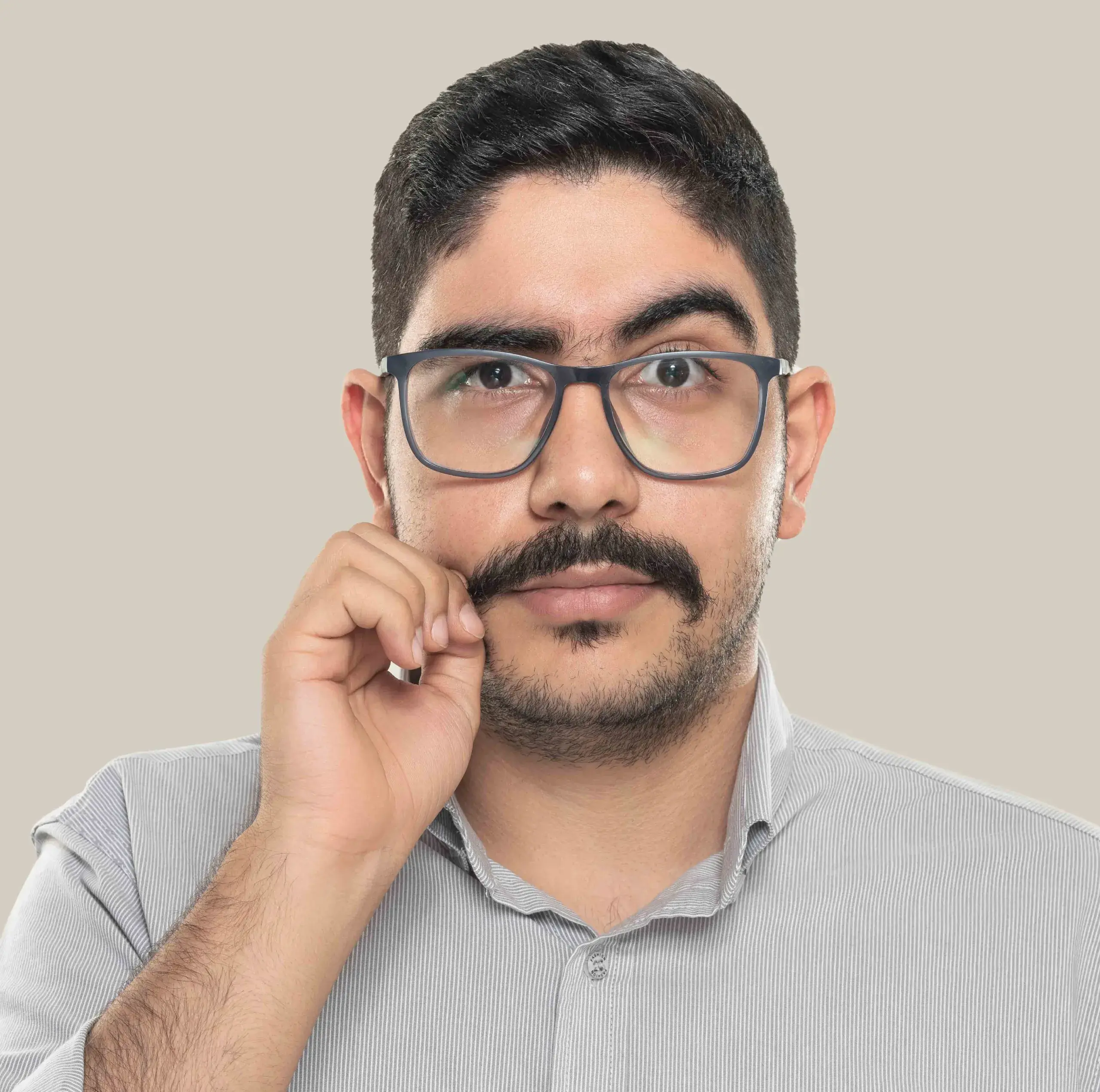 حسین سبیل دارد