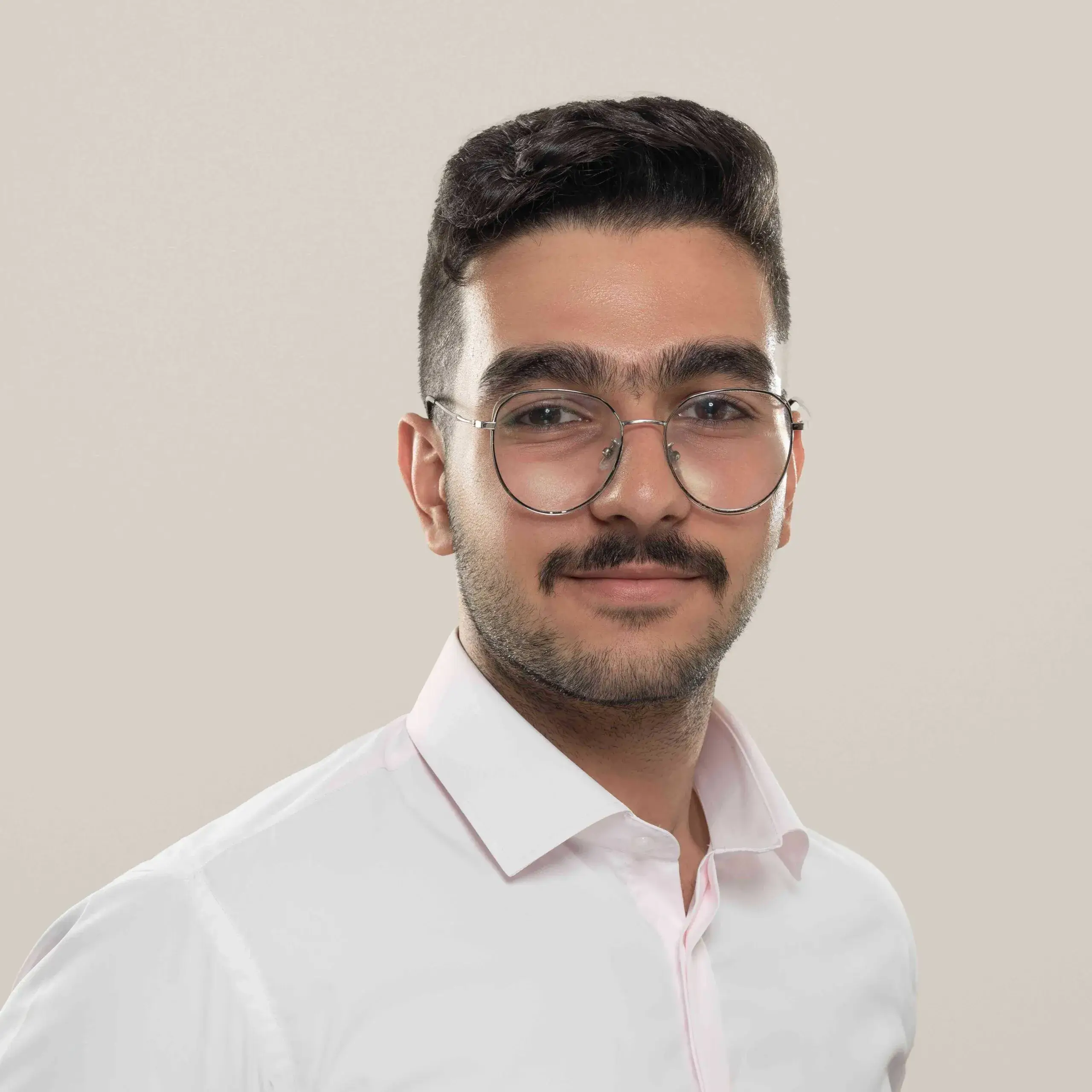 مانی خندان است