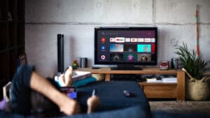 تصویر مردی در حال مشاهده یوتیوب در تلویزیون خانه اش