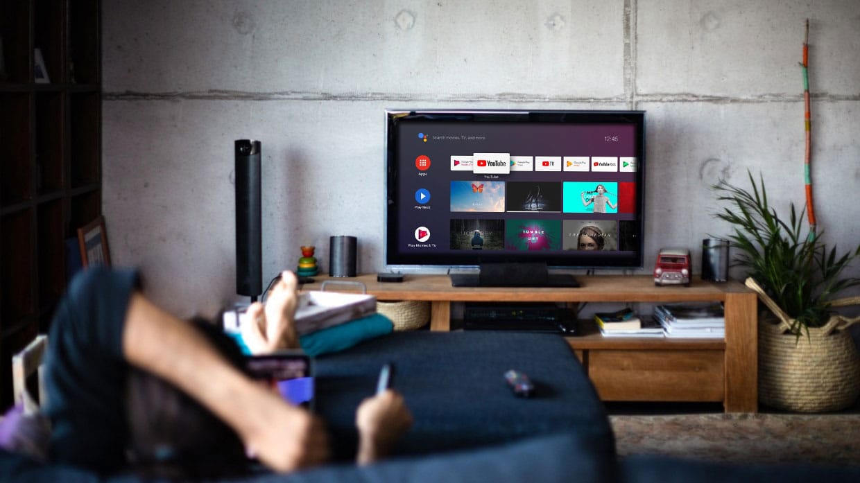 تصویر مردی در حال مشاهده یوتیوب در تلویزیون خانه اش