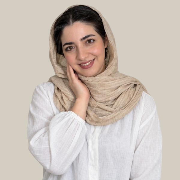 دینا با دست کنار صورت
