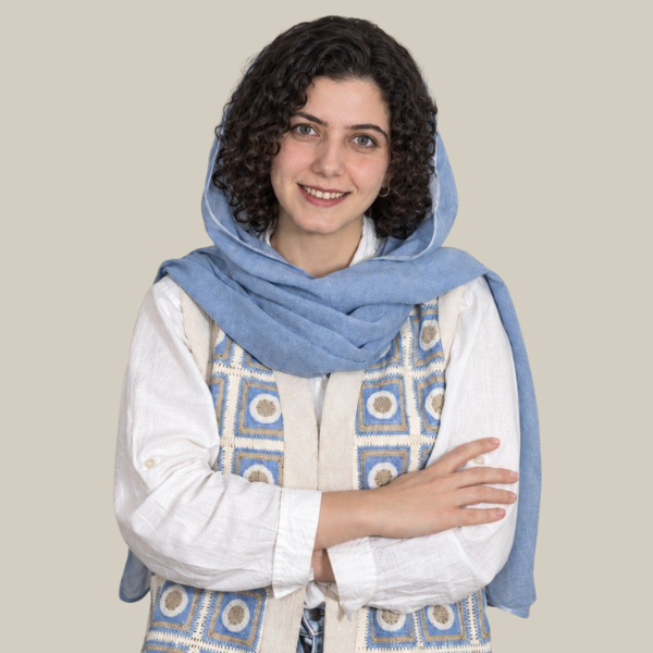 فائزه خندان است